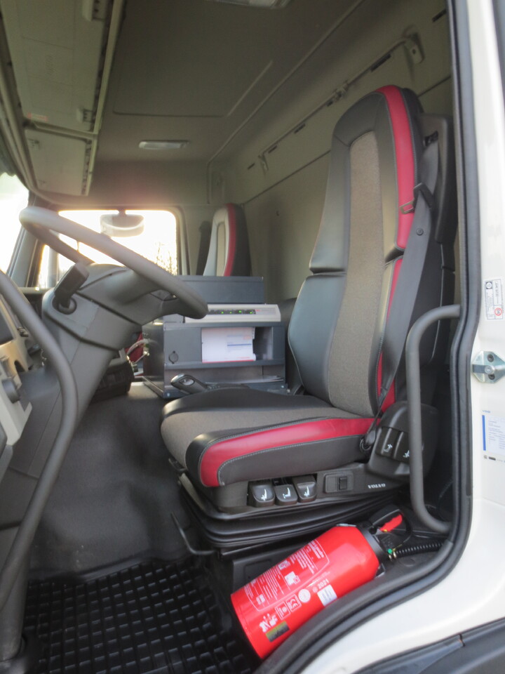 Foto del interior 1: Camión cisterna VOLVO FM
