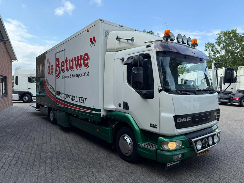 DAF LF 45.220 Laadklep/LBW Zijdeur Slaapcabine AHK - Camión caja cerrada: foto 2 DAF LF 45.220 Laadklep/LBW Zijdeur Slaapcabine AHK - Camión caja cerrada: foto 2