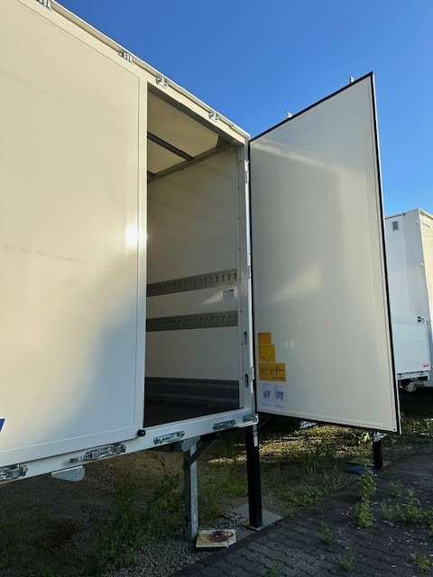 BDF-System, 7.450 mm lang, Durchladesystem mit Überfahrblech, Portal Doppelflügeltür, - Caja cerrada: foto 4 BDF-System, 7.450 mm lang, Durchladesystem mit Überfahrblech, Portal Doppelflügeltür, - Caja cerrada: foto 4