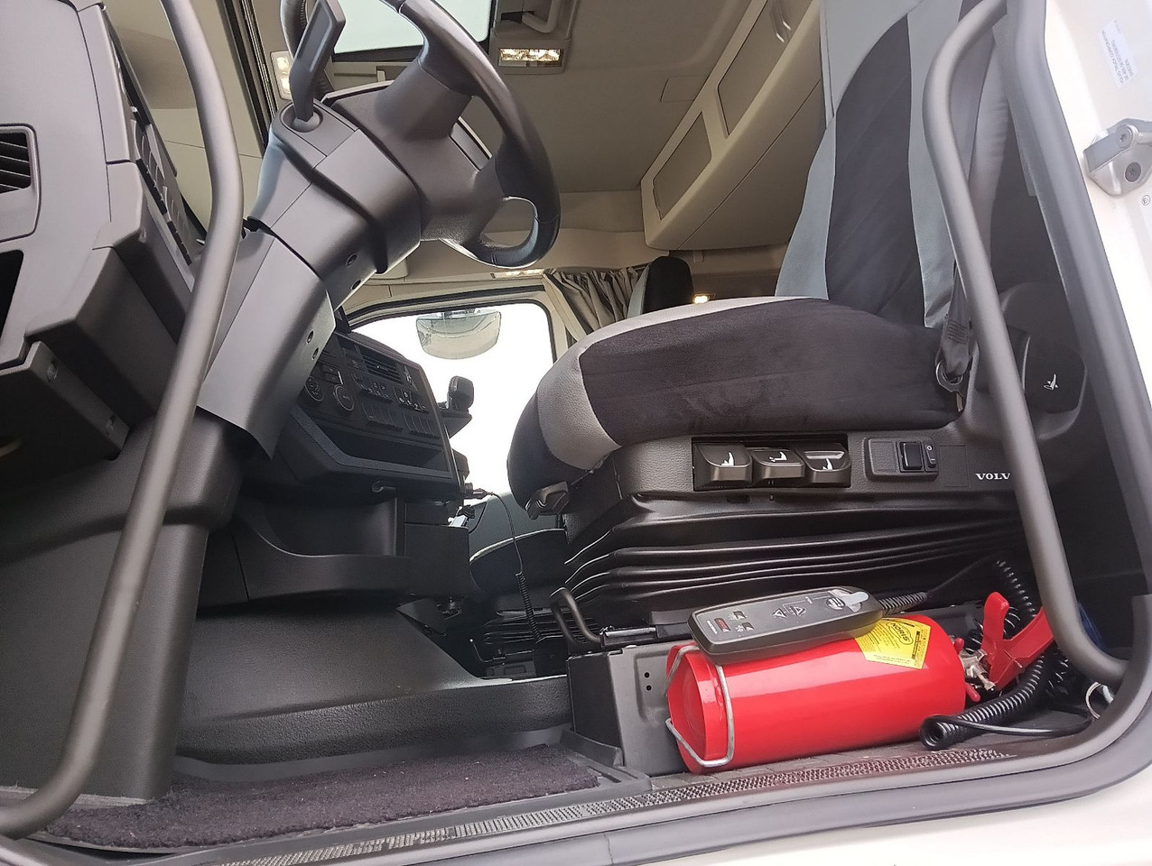 Volvo FH500 8x4R RETARDER LIFT MEILLER-Asphalt FunkAHK - Camión volquete: foto 5 Volvo FH500 8x4R RETARDER LIFT MEILLER-Asphalt FunkAHK - Camión volquete: foto 5