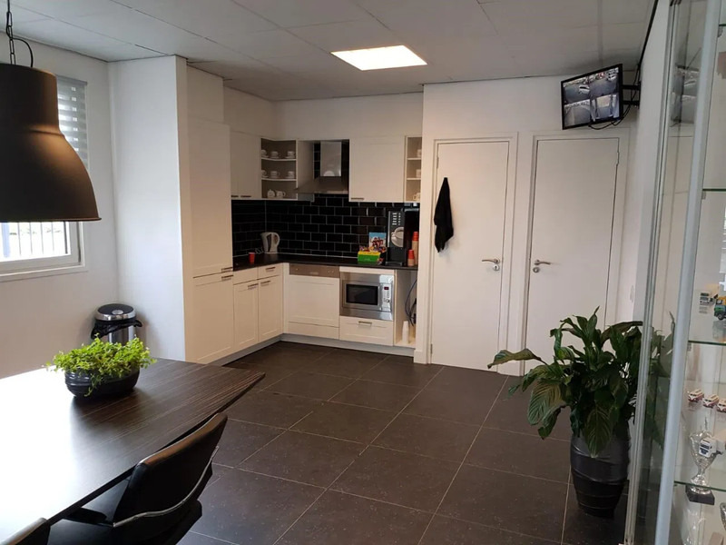 Bosch 100M2 COMPLETE OFFICE UNIT, FOTOS BEFORE AND AFTER / 2OFFICE + TOILET + KITCHEN + KANTOOR - Equipo de taller: foto 5 Bosch 100M2 COMPLETE OFFICE UNIT, FOTOS BEFORE AND AFTER / 2OFFICE + TOILET + KITCHEN + KANTOOR - Equipo de taller: foto 5