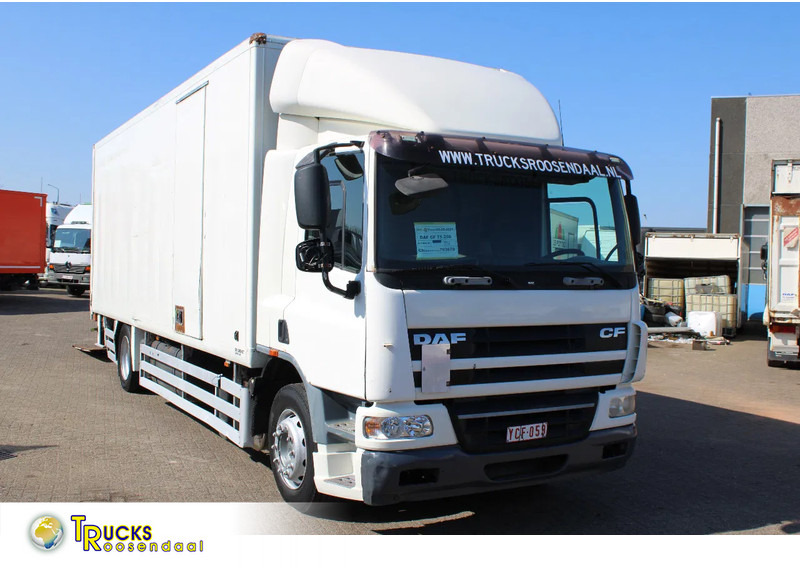Camión caja cerrada DAF CF 75.250 + LIFT: foto 1