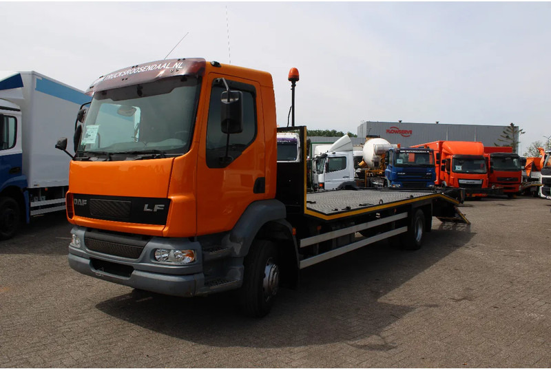 DAF LF 55.220 + HYDROLIC RAMPS + MANUAL - Camión portavehículos: foto 2 DAF LF 55.220 + HYDROLIC RAMPS + MANUAL - Camión portavehículos: foto 2