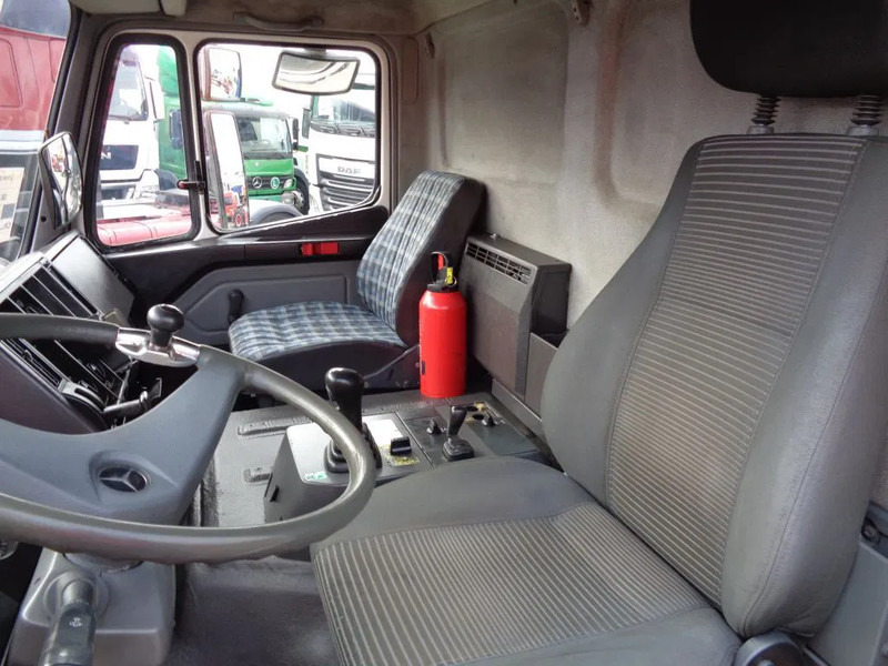 Mercedes-Benz SK 2433 + Semi-Auto + PTO + Serie 14 Crane + 3 pedals - Camión con equipo de cable, Camión grúa: foto 4 Mercedes-Benz SK 2433 + Semi-Auto + PTO + Serie 14 Crane + 3 pedals - Camión con equipo de cable, Camión grúa: foto 4