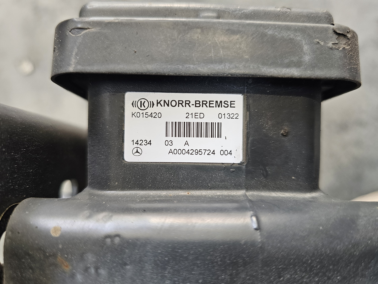 MERCEDES-BENZ ACTROS MP4 / FRONT EBS VALVE / K015420 / A0004295724 - Válvula de freno: foto 2 MERCEDES-BENZ ACTROS MP4 / FRONT EBS VALVE / K015420 / A0004295724 - Válvula de freno: foto 2