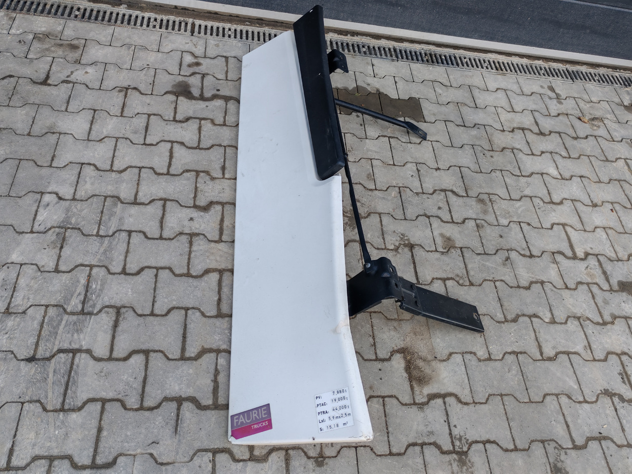 RENAULT RANGE T EURO 6 / HIGH CAB / RIGHT SPOILER - Aerodinámica/ Spoiler: foto 2 RENAULT RANGE T EURO 6 / HIGH CAB / RIGHT SPOILER - Aerodinámica/ Spoiler: foto 2