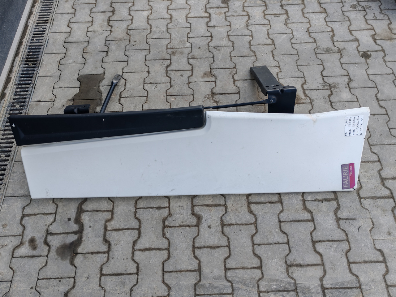 RENAULT RANGE T EURO 6 / HIGH CAB / RIGHT SPOILER - Aerodinámica/ Spoiler: foto 3 RENAULT RANGE T EURO 6 / HIGH CAB / RIGHT SPOILER - Aerodinámica/ Spoiler: foto 3