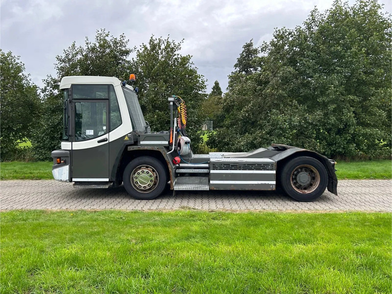 Terberg DT 183 | DISTRIBUTION TERMINAL | 8949 HOURS !!!! | LOW STEPS - Tractor industrial: foto 3 Terberg DT 183 | DISTRIBUTION TERMINAL | 8949 HOURS !!!! | LOW STEPS - Tractor industrial: foto 3