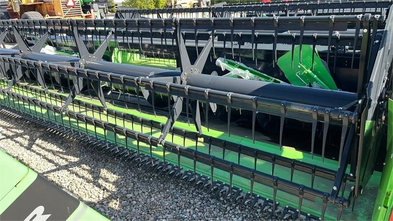 Cosechadora de granos Deutz-fahr C7206 With 24feed - 7.2m header. New and unused Co: foto 11