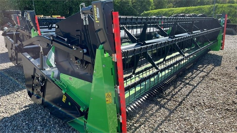 Cosechadora de granos Deutz-fahr C7206 With 24feed - 7.2m header. New and unused Co: foto 12