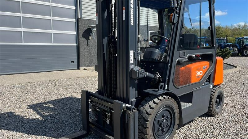 Doosan D30 G med kabine og KUN 57 TIMER FRA NY, MED TIME - Carretilla elevadora diésel: foto 2 Doosan D30 G med kabine og KUN 57 TIMER FRA NY, MED TIME - Carretilla elevadora diésel: foto 2