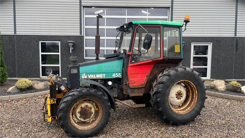 Valmet 455 Med en slags frontlift - Tractor: foto 1 Valmet 455 Med en slags frontlift - Tractor: foto 1
