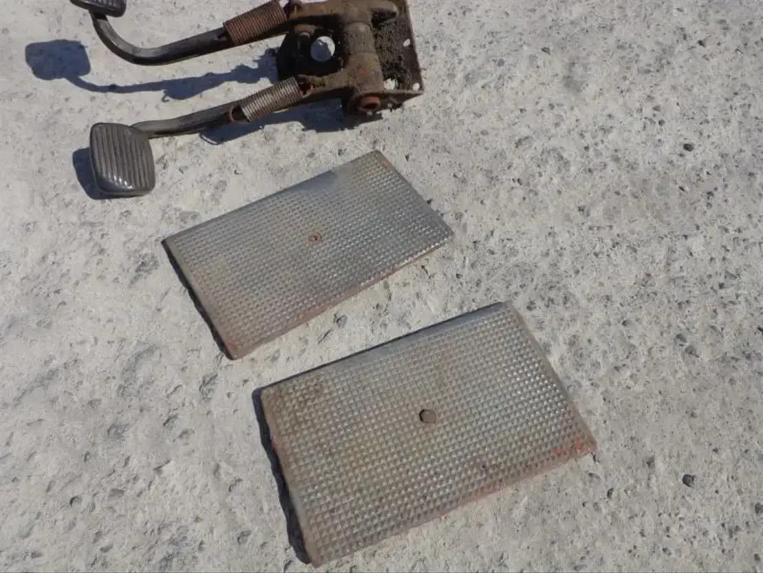 Scania Brake AND Clutch Pedal From Scania LB 0 AND LB1 Serie - Pedal para Camión: foto 3 Scania Brake AND Clutch Pedal From Scania LB 0 AND LB1 Serie - Pedal para Camión: foto 3