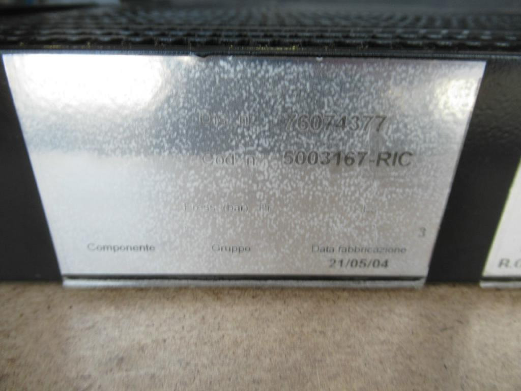 New Holland 76074377 - Enfriador de aceite para Maquinaria de construcción: foto 5 New Holland 76074377 - Enfriador de aceite para Maquinaria de construcción: foto 5