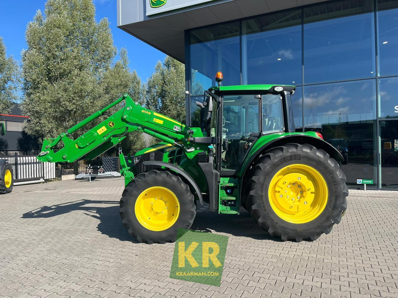 Tractor 6120M John Deere: foto 1