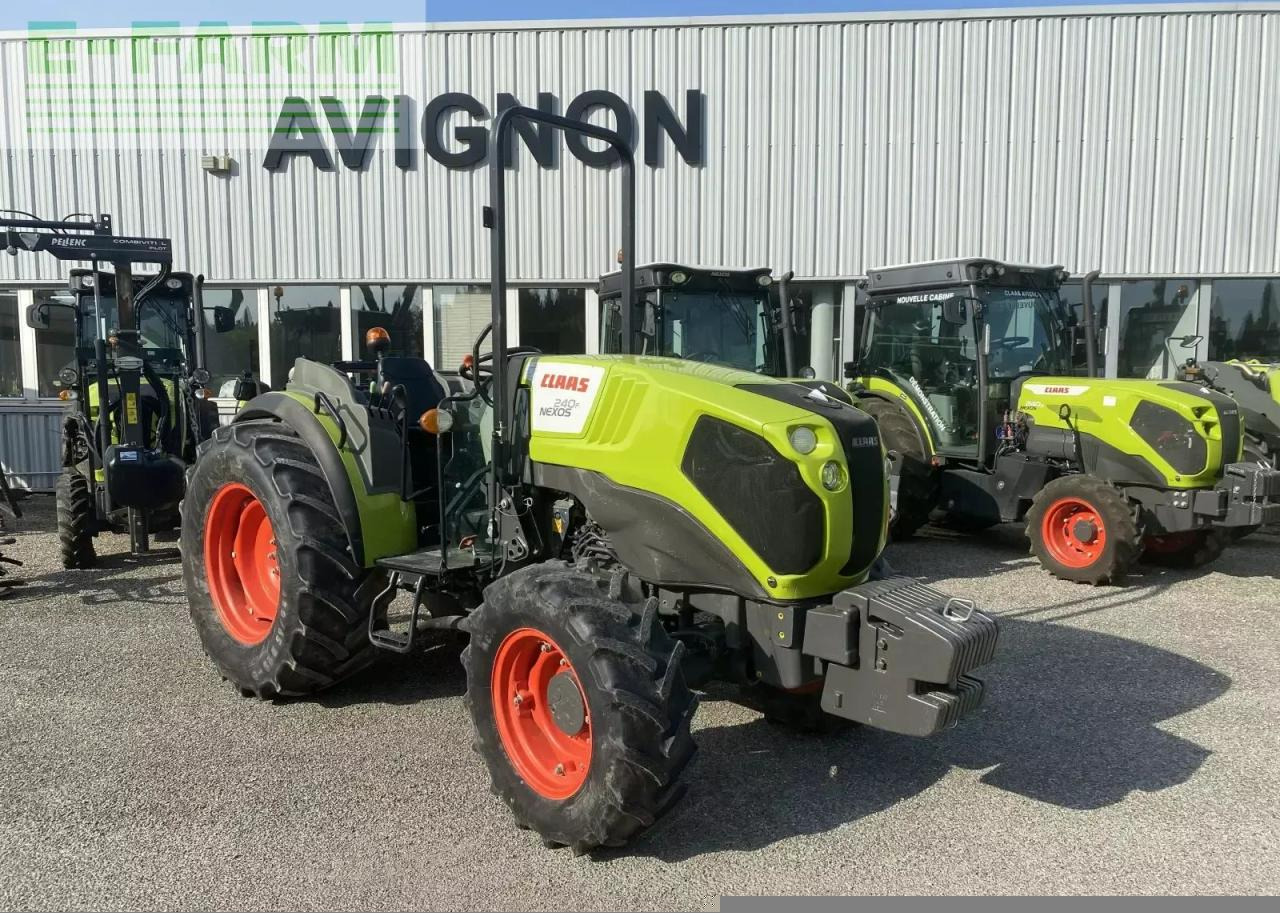CLAAS nexos 240 f arceau 4rm F - Tractor: foto 1 CLAAS nexos 240 f arceau 4rm F - Tractor: foto 1