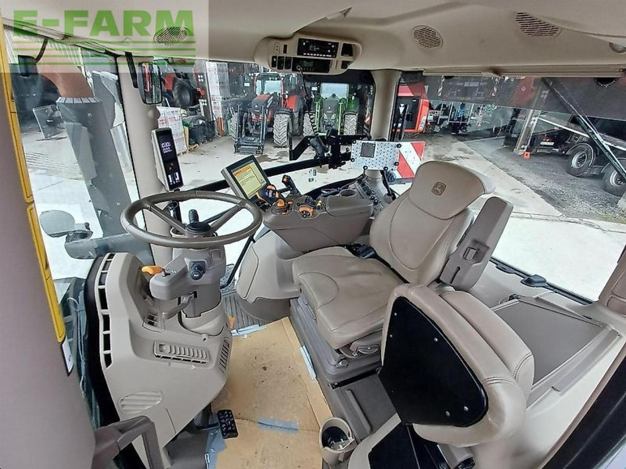 John Deere 6r 250 black design - Tractor: foto 5 John Deere 6r 250 black design - Tractor: foto 5