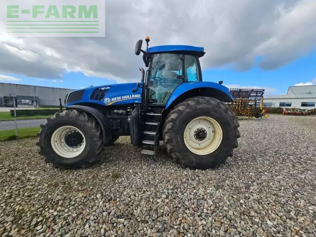 New Holland t 8.300 - Tractor: foto 1 New Holland t 8.300 - Tractor: foto 1