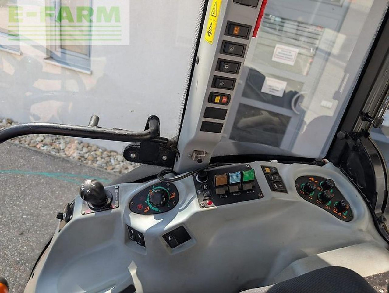 New Holland t4.90 f F - Tractor: foto 2 New Holland t4.90 f F - Tractor: foto 2