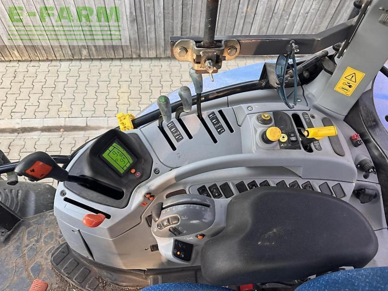 New Holland t6.175 electro command - Tractor: foto 3 New Holland t6.175 electro command - Tractor: foto 3