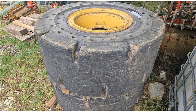 Big Vollgummi Räder 20,5 x 25 mit Volvo Felgen - Neumático: foto 1 Big Vollgummi Räder 20,5 x 25 mit Volvo Felgen - Neumático: foto 1