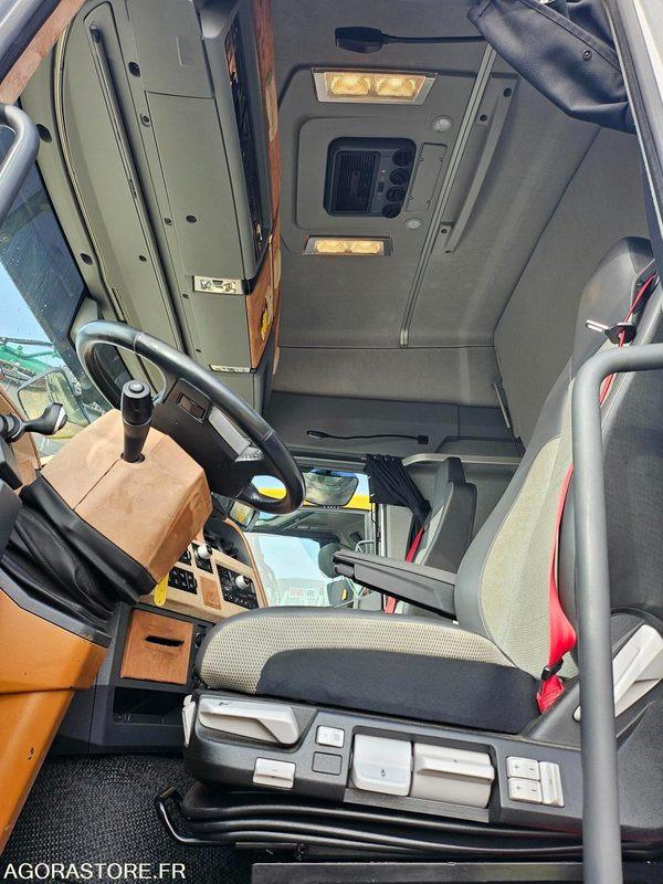 TRACTEUR RENAULT - 2017 - 580000km - Cabeza tractora: foto 4 TRACTEUR RENAULT - 2017 - 580000km - Cabeza tractora: foto 4