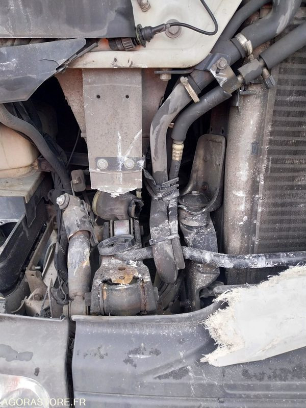 Cabeza tractora Tracteur RENAULT ADR pompe anneau liquide - 2003/ 808 664KM (ACCIDENTE): foto 6