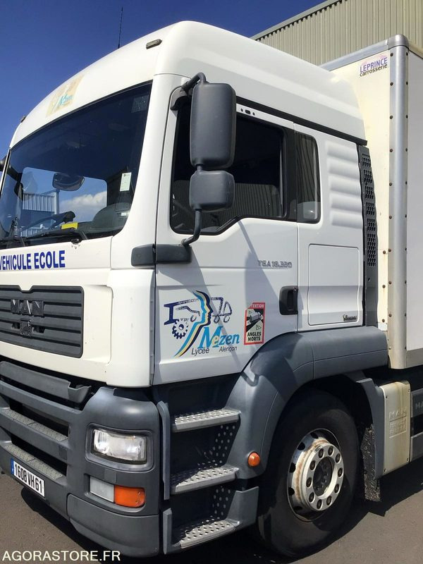 CAMION PORTEUR - Camión: foto 1 CAMION PORTEUR - Camión: foto 1