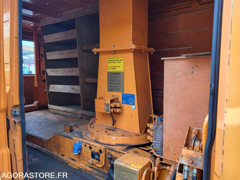 FOURGON NACELLE PL sans contrôle technique - Equipo de manutención: foto 1 FOURGON NACELLE PL sans contrôle technique - Equipo de manutención: foto 1