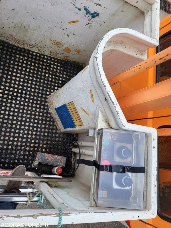 FOURGON NACELLE PL sans contrôle technique - Equipo de manutención: foto 4 FOURGON NACELLE PL sans contrôle technique - Equipo de manutención: foto 4