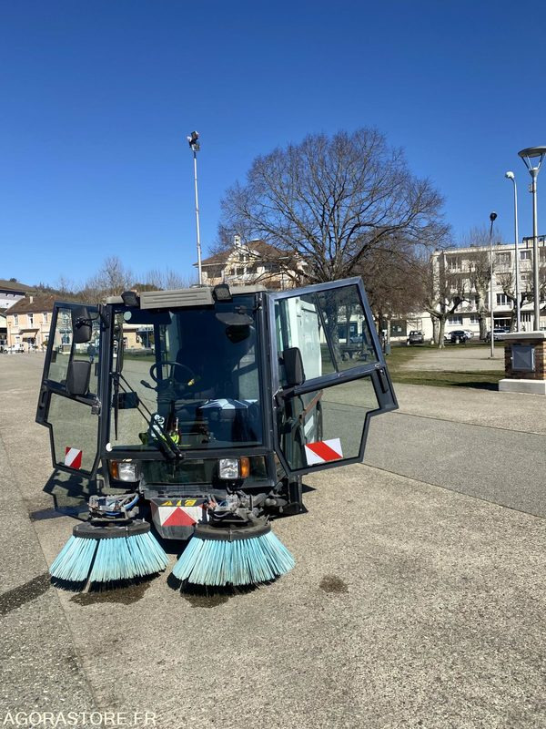 LOT DE DEUX BALAYEUSE SCHMIDT SWINGO 2001 ET 2003 + UNE BALAYEUSE BOSCHUNG 2001 - Barredora vial: foto 5 LOT DE DEUX BALAYEUSE SCHMIDT SWINGO 2001 ET 2003 + UNE BALAYEUSE BOSCHUNG 2001 - Barredora vial: foto 5