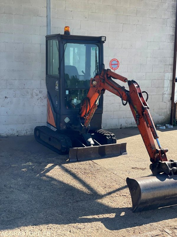 MINI-PELLE SUR CHENILLE CAOUTCHOUC HITACHI ZX17U-2 15CV 1.9T AVEC 3 GODETS - Excavadora: foto 2 MINI-PELLE SUR CHENILLE CAOUTCHOUC HITACHI ZX17U-2 15CV 1.9T AVEC 3 GODETS - Excavadora: foto 2