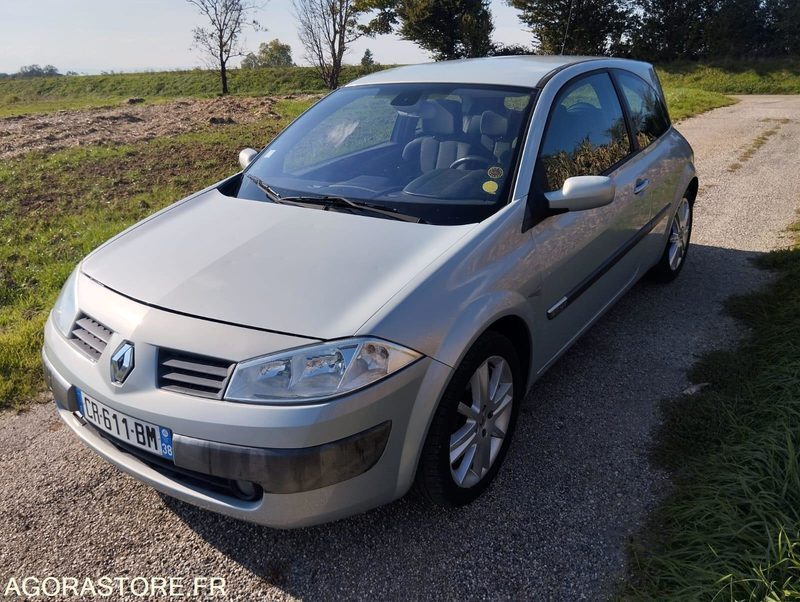 RENAULT MEGANE - 149000 KILOMETRES - ESSENCE - VÉHICULE 5 PLACES - ANNEE 2004 - Coche: foto 1 RENAULT MEGANE - 149000 KILOMETRES - ESSENCE - VÉHICULE 5 PLACES - ANNEE 2004 - Coche: foto 1