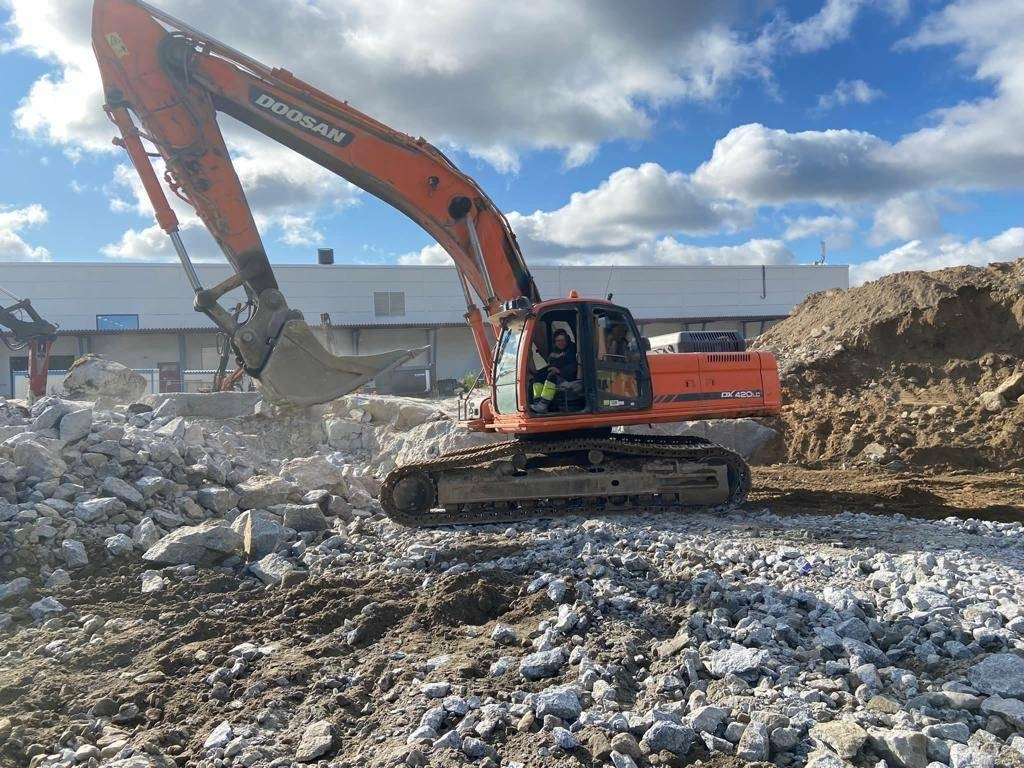 Doosan DX420LC - Excavadora de cadenas: foto 1 Doosan DX420LC - Excavadora de cadenas: foto 1