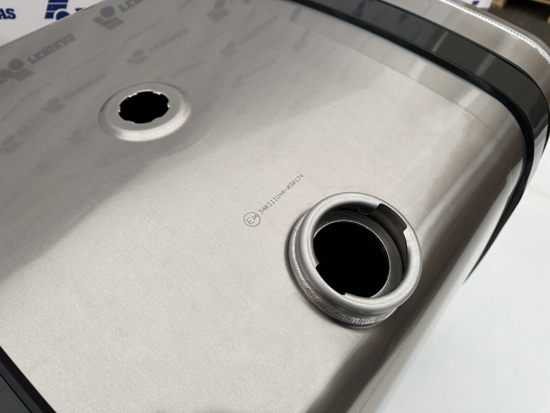 NEW 560L fuel tank - Depósito de combustible para Camión: foto 4 NEW 560L fuel tank - Depósito de combustible para Camión: foto 4