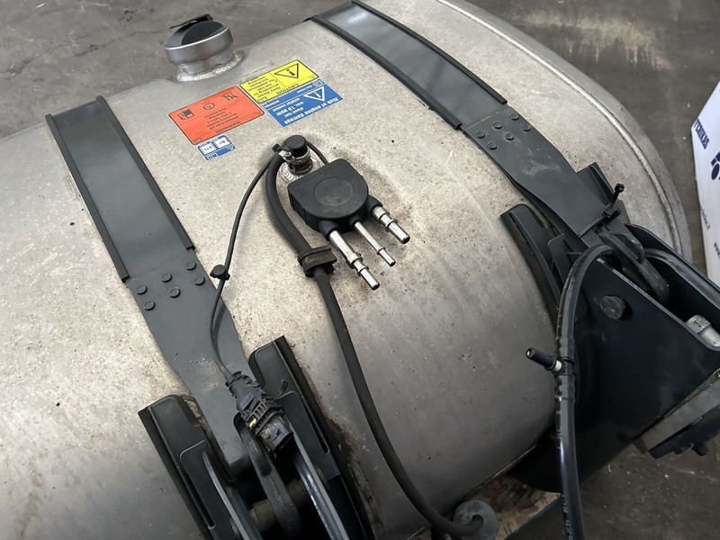 Scania 525L complete fuel tank with fuel optimiser brackets 700x725x124 - Depósito de combustible para Camión: foto 5 Scania 525L complete fuel tank with fuel optimiser brackets 700x725x124 - Depósito de combustible para Camión: foto 5
