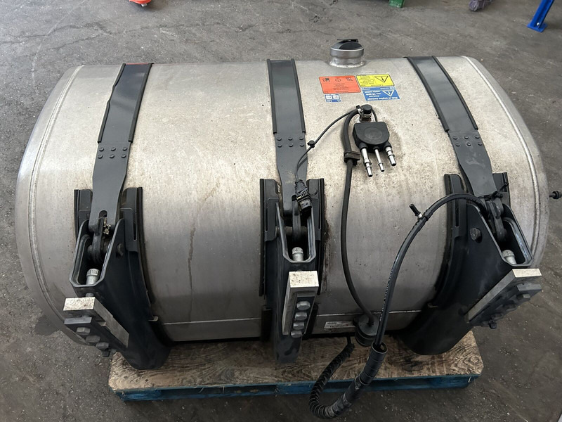 Scania 525L complete fuel tank with fuel optimiser brackets 700x725x124 - Depósito de combustible para Camión: foto 4 Scania 525L complete fuel tank with fuel optimiser brackets 700x725x124 - Depósito de combustible para Camión: foto 4