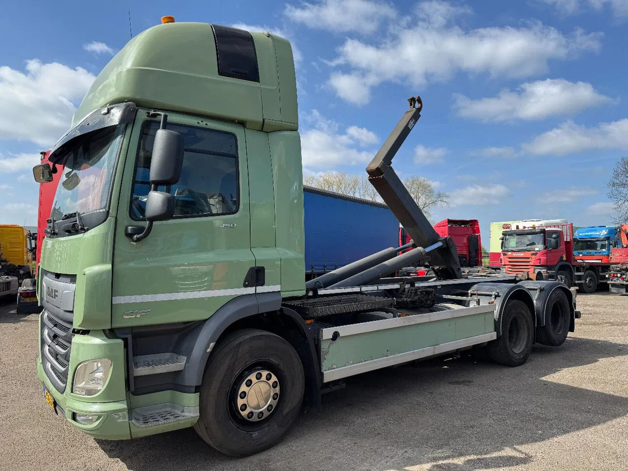DAF CF 450 6X2 EURO 6 VDL 21T HOOK LIFTING AXLE - Camión multibasculante: foto 4 DAF CF 450 6X2 EURO 6 VDL 21T HOOK LIFTING AXLE - Camión multibasculante: foto 4