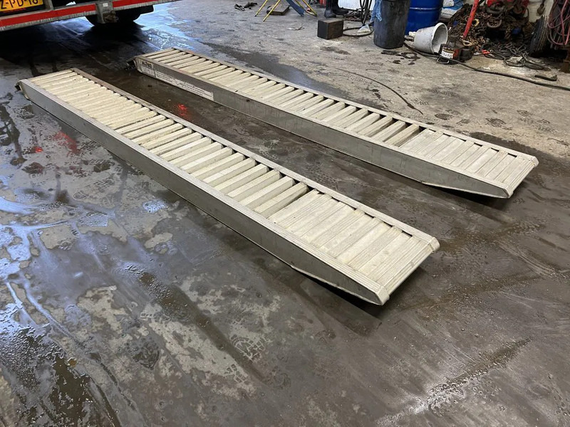 Altec OPRIJPLATEN (RAMPEN) 3,65 METER LANG - Implemento: foto 2 Altec OPRIJPLATEN (RAMPEN) 3,65 METER LANG - Implemento: foto 2