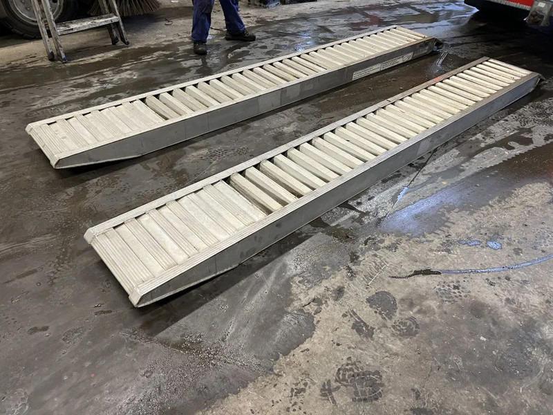 Altec OPRIJPLATEN (RAMPEN) 3,65 METER LANG - Implemento: foto 1 Altec OPRIJPLATEN (RAMPEN) 3,65 METER LANG - Implemento: foto 1