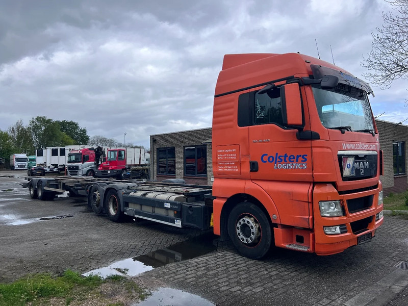 MAN TGX 26.440 XLX 6X2 + HANGER EURO 5 - BDF CHASSIS + RETARDER - Camión portacontenedore/ Intercambiable: foto 1 MAN TGX 26.440 XLX 6X2 + HANGER EURO 5 - BDF CHASSIS + RETARDER - Camión portacontenedore/ Intercambiable: foto 1
