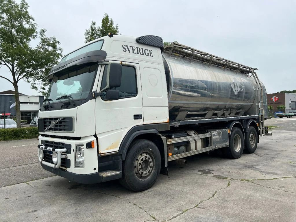 Volvo FM 440 6X2 + CHEMIE TANK - 15.000 L - 4 COMP. / - Camión cisterna: foto 1 Volvo FM 440 6X2 + CHEMIE TANK - 15.000 L - 4 COMP. / - Camión cisterna: foto 1
