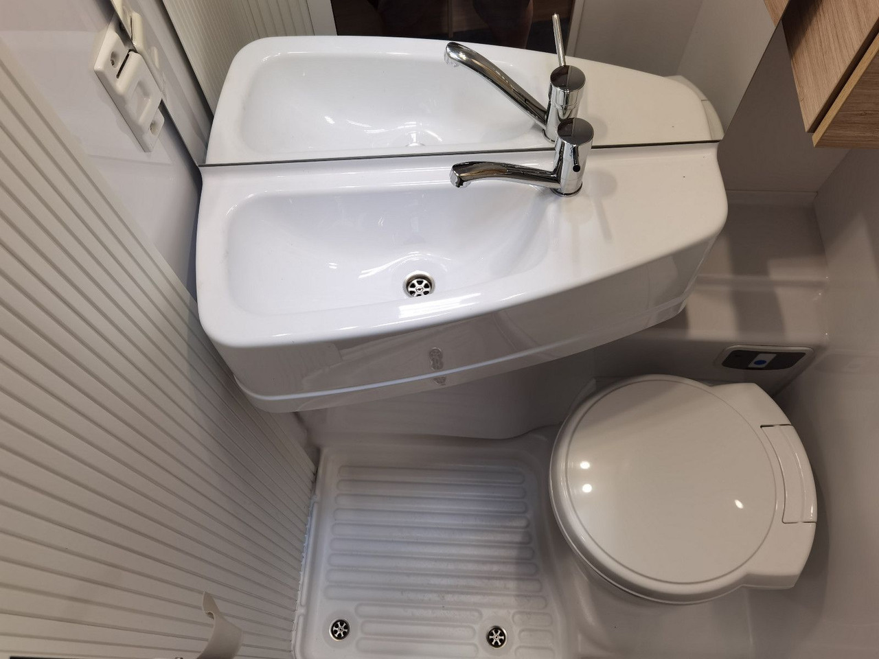 Autocaravana capuchina Chausson C 727 FIRST LINE /140PS / EINZELBETTEN & ALKOVEN: foto 20