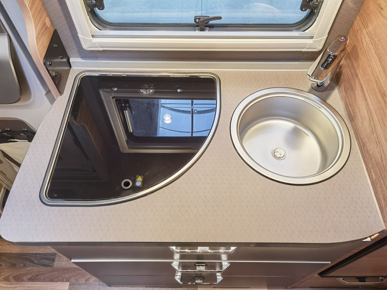 Arrendamiento de  Weinsberg CARACOMPACT 600 MEG EDITION PEPPER / MODELL 2025 Weinsberg CARACOMPACT 600 MEG EDITION PEPPER / MODELL 2025: foto 14