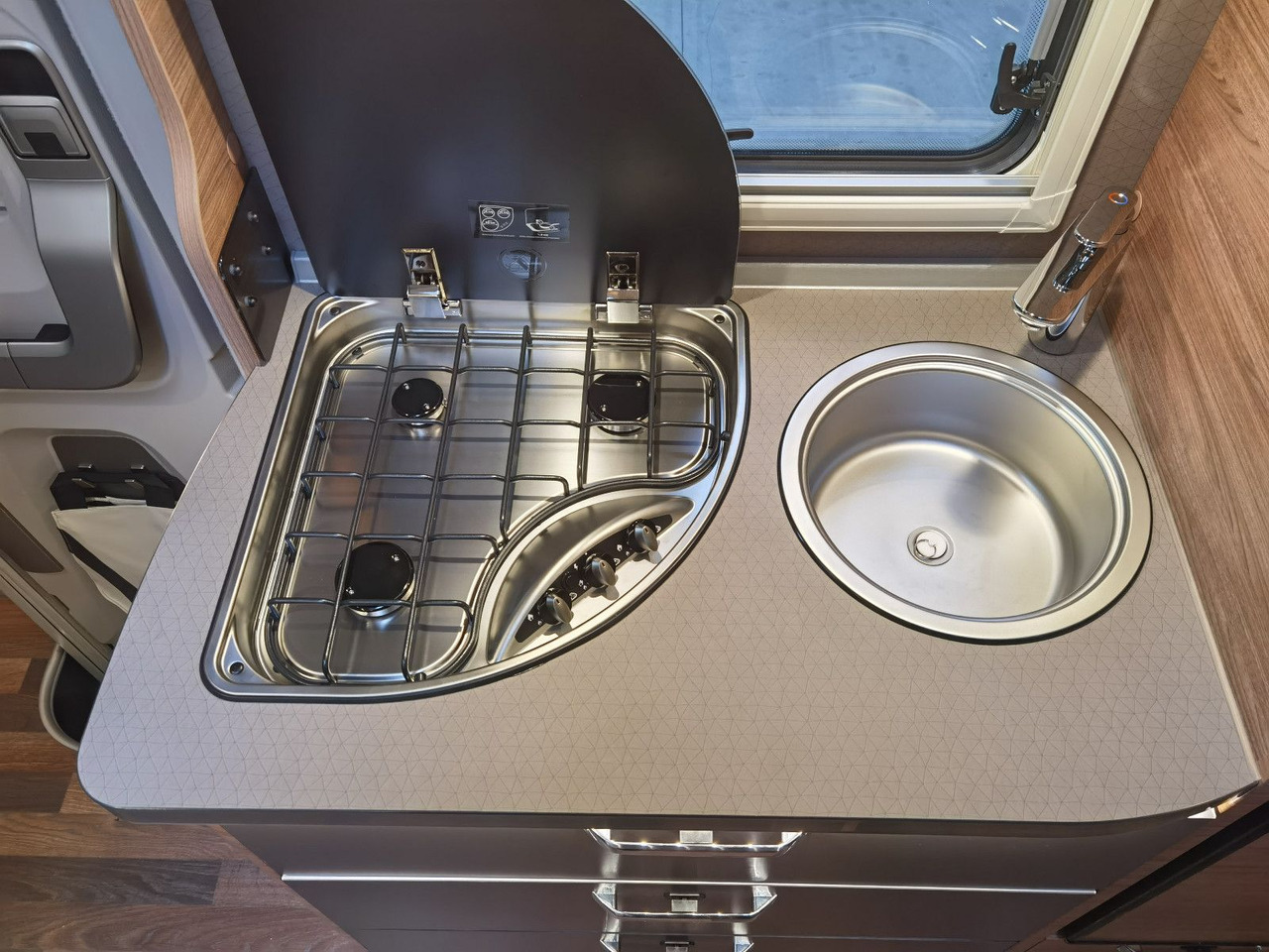 Arrendamiento de  Weinsberg CARACOMPACT 600 MEG EDITION PEPPER / MODELL 2025 Weinsberg CARACOMPACT 600 MEG EDITION PEPPER / MODELL 2025: foto 15