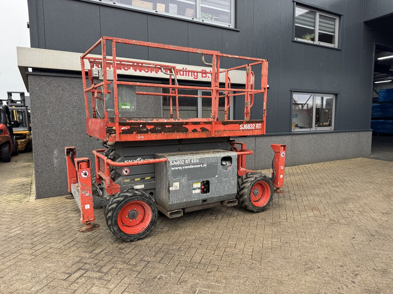 Skyjack SJ 6832RT Schaarhoogwerker SCISSOR 2014 4X4 Kubota Diesel 12M Werkhoogte - Plataforma de tijeras: foto 2 Skyjack SJ 6832RT Schaarhoogwerker SCISSOR 2014 4X4 Kubota Diesel 12M Werkhoogte - Plataforma de tijeras: foto 2