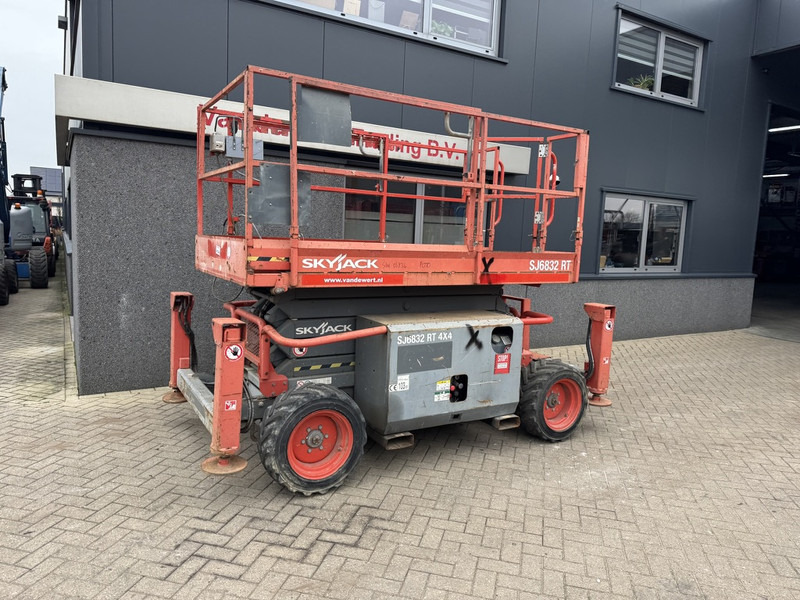Skyjack SJ 6832RT Schaarhoogwerker / Scissor / Arbeitsbuhne 2015 4X4 Kubota Diesel 12M Werkhoogte - Plataforma de tijeras: foto 2 Skyjack SJ 6832RT Schaarhoogwerker / Scissor / Arbeitsbuhne 2015 4X4 Kubota Diesel 12M Werkhoogte - Plataforma de tijeras: foto 2