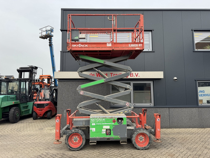 Skyjack SJ6826RT Schaarhoogwerker SCISSOR 2014 4X4 Kubota 10mtr Werkhoogte - Plataforma de tijeras: foto 5 Skyjack SJ6826RT Schaarhoogwerker SCISSOR 2014 4X4 Kubota 10mtr Werkhoogte - Plataforma de tijeras: foto 5