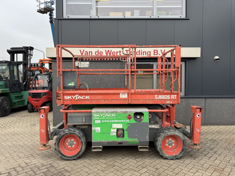 Skyjack SJ6826RT Schaarhoogwerker SCISSOR 2014 4X4 Kubota 10mtr Werkhoogte - Plataforma de tijeras: foto 1 Skyjack SJ6826RT Schaarhoogwerker SCISSOR 2014 4X4 Kubota 10mtr Werkhoogte - Plataforma de tijeras: foto 1