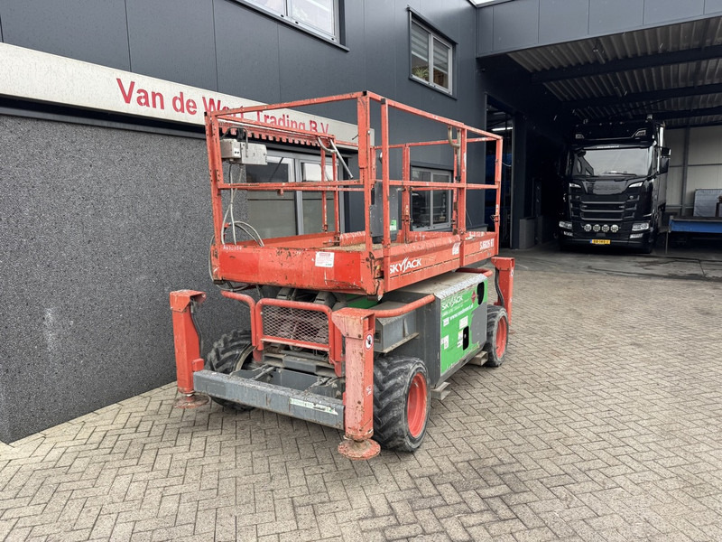Skyjack SJ6826RT Schaarhoogwerker SCISSOR 2014 4X4 Kubota 10mtr Werkhoogte - Plataforma de tijeras: foto 3 Skyjack SJ6826RT Schaarhoogwerker SCISSOR 2014 4X4 Kubota 10mtr Werkhoogte - Plataforma de tijeras: foto 3